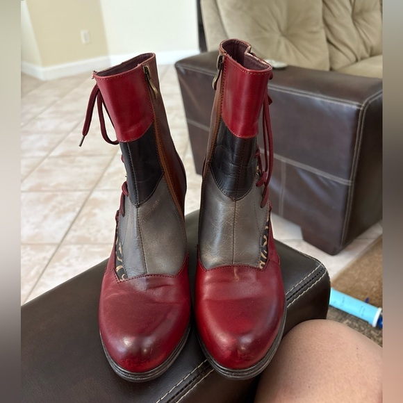 L’Artiste By Spring Step Boots Size 40 (US 9) Red Gray Black 2” Heel Perfect - Picture 1 of 12